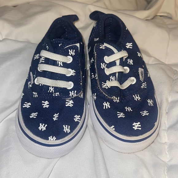 Kids Yankee Vans - Picture 1 of 3